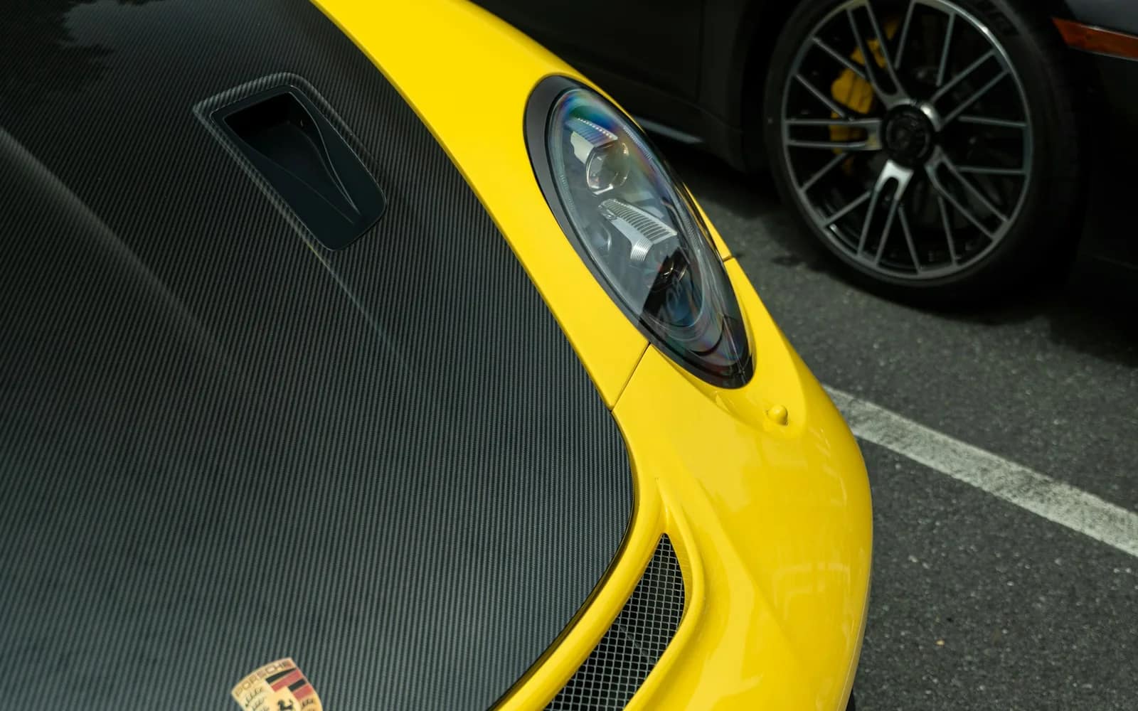 Porsche 911 GT3 RS in pista, vista frontale